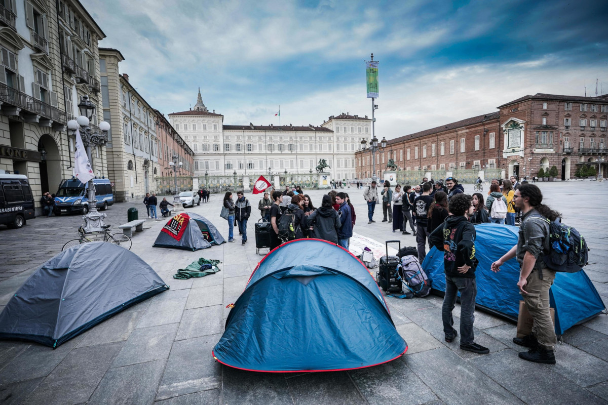 Studenti universitari in protesta con le tende contro il caro affitti davanti alla Regione Piemonte, Torino