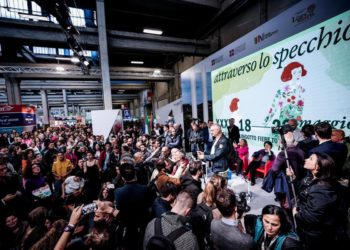 Alcuni manifestanti protestano contro la ministra della famiglia Eugenia Roccella al salone internazionale del libro di Torino, 20 maggio 2023 (Ansa)