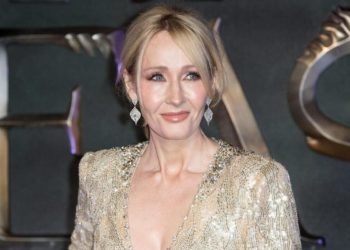 J. K. Rowling, accusata di transfobia per le sue posizioni sull'identità di genere