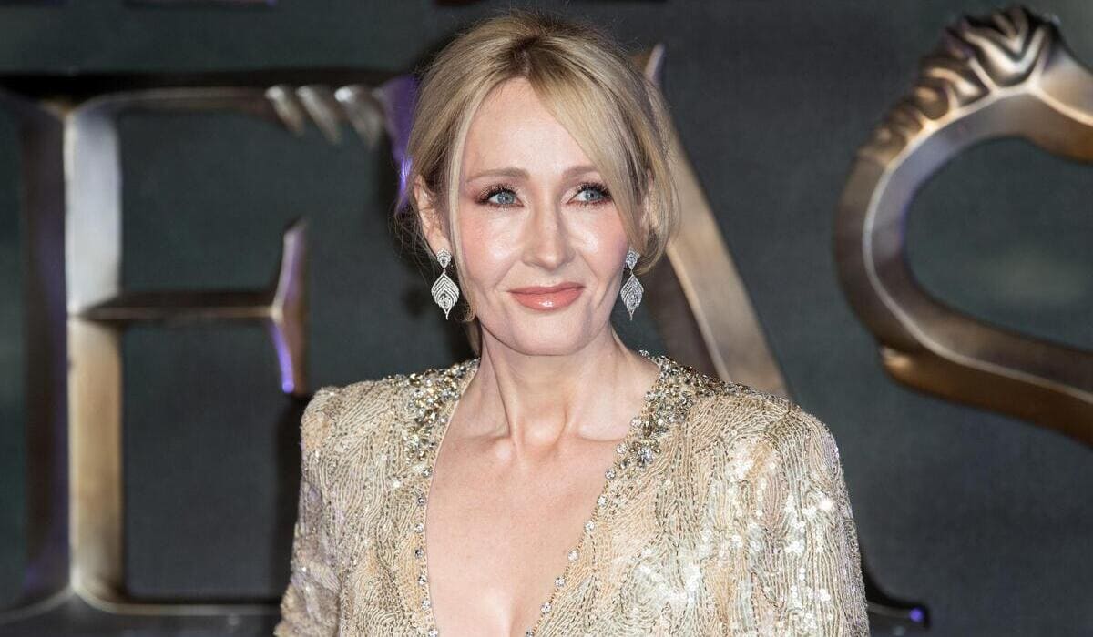J. K. Rowling, accusata di transfobia per le sue posizioni sull'identità di genere 