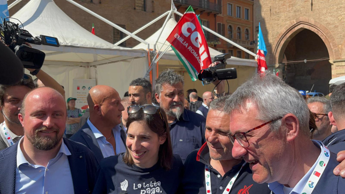 Elly Schlein e Maurizio Landini alla protesta a Bologna contro le politiche sul lavoro del governo Meloni