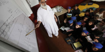 Lezione in una scuola a Peshawar, Pakistan