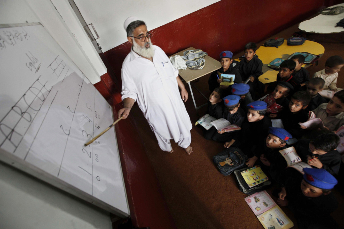 Lezione in una scuola a Peshawar, Pakistan