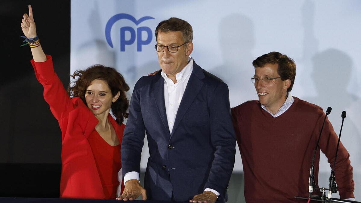 Esultano a Madrid, in Spagna, dopo la vittoria schiacciante alle elezioni Ayuso, Feijoo e Martinez-Almeida
