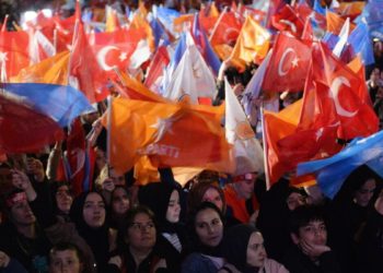 Erdogan acclamato dai suoi sostenitori in Turchia dopo le elezioni