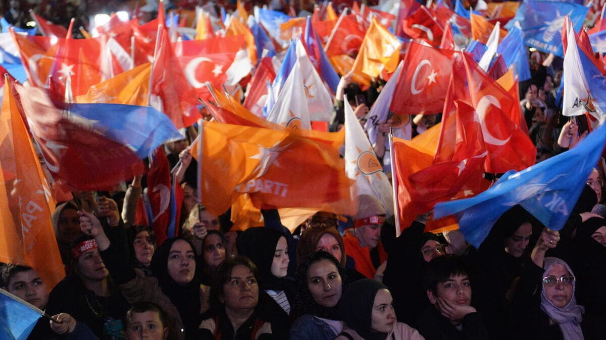 Erdogan acclamato dai suoi sostenitori in Turchia dopo le elezioni