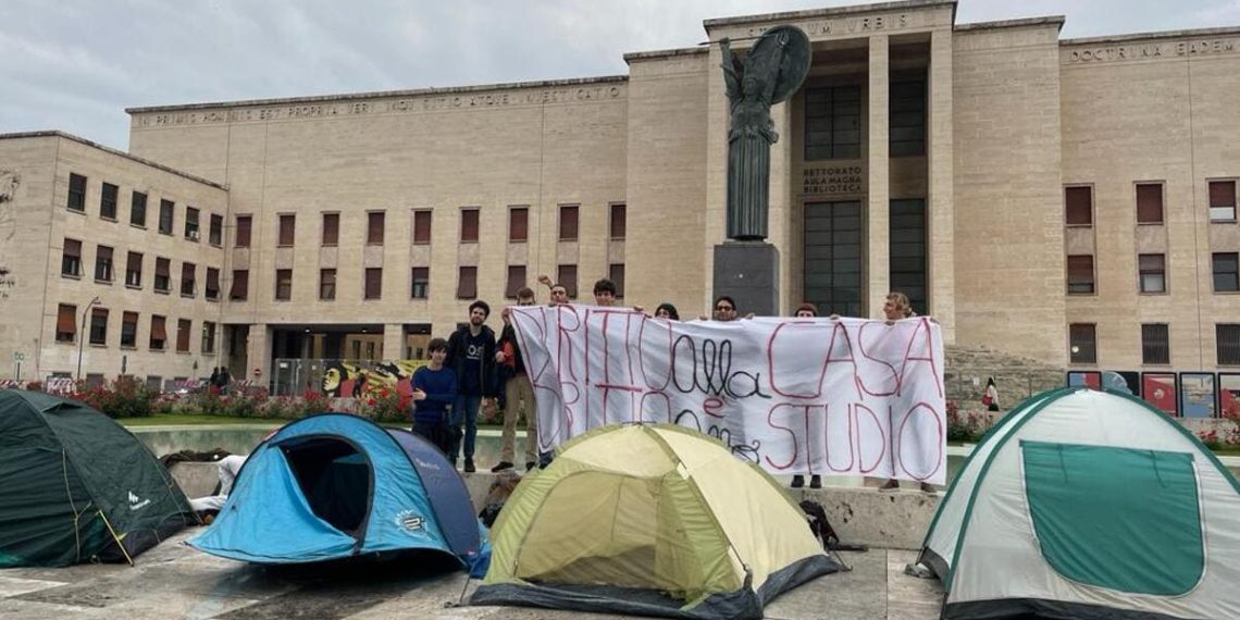 Universitari protestano davanti alla sede della Sapienza di Roma contro il "caro affitti", 9 maggio 2023 (Ansa)