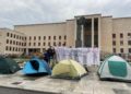 Universitari protestano davanti alla sede della Sapienza di Roma contro il "caro affitti", 9 maggio 2023 (Ansa)