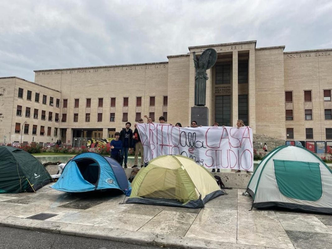 Universitari protestano davanti alla sede della Sapienza di Roma contro il "caro affitti", 9 maggio 2023 (Ansa)