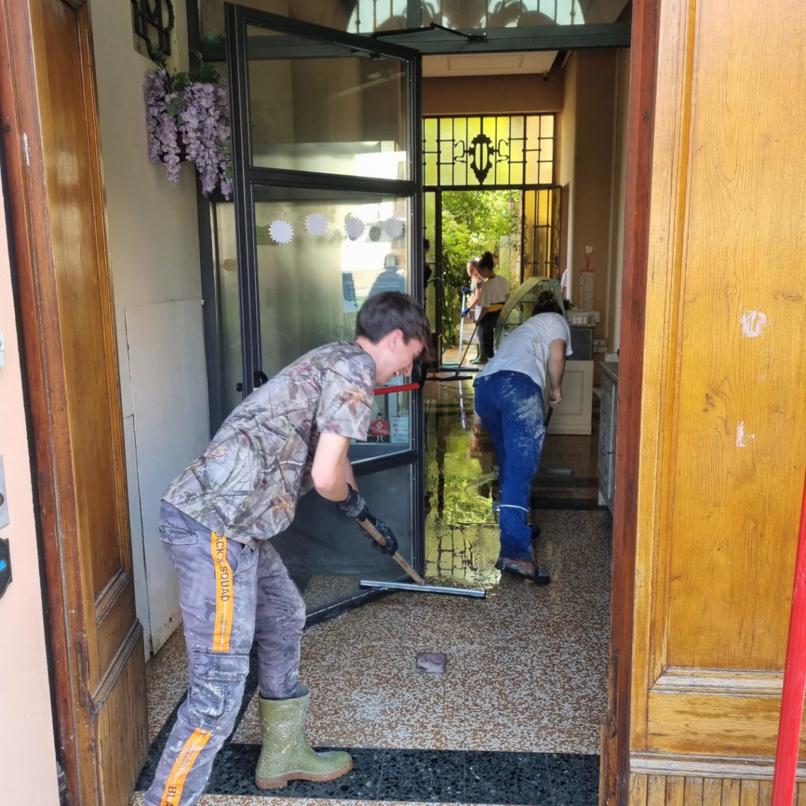 Volontari della ricostruzione post-alluvione al lavoro a Lugo di Romagna