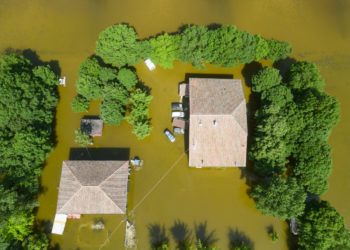 Una casa semi-sommersa dall’acqua in seguito all’alluvione in Emilia-Romagna