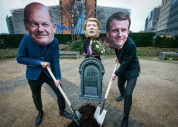 Ambientalisti mascherati da Olaf Scholz, Ursula von der Leyen e Emmanuel Macron manifestano a Bruxelles per chiedere un Green Deal europeo con regole ancora più rigide