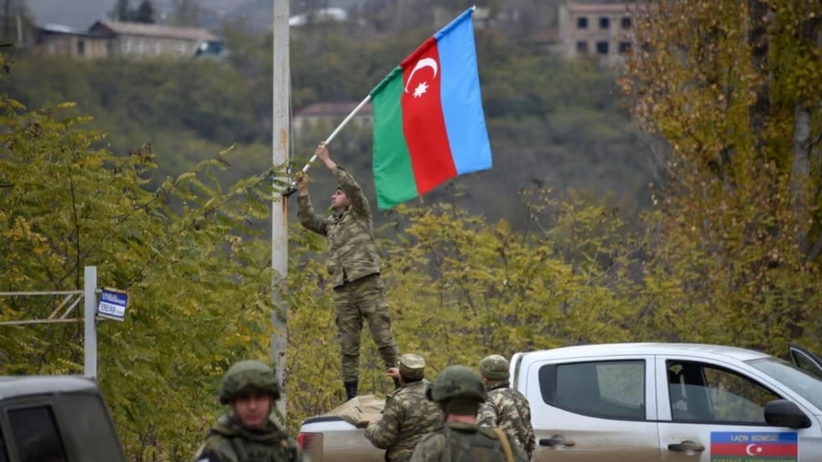 Un soldato azero cerca di issare la bandiera dell'Azerbaigian in Armenia