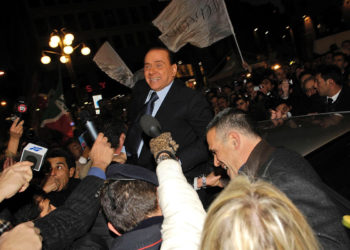 Silvio Berlusconi circondato dalla folla in piazza San Babila a Milano, il 18 novembre 2007, in occasione del celebre “discorso del predellino”