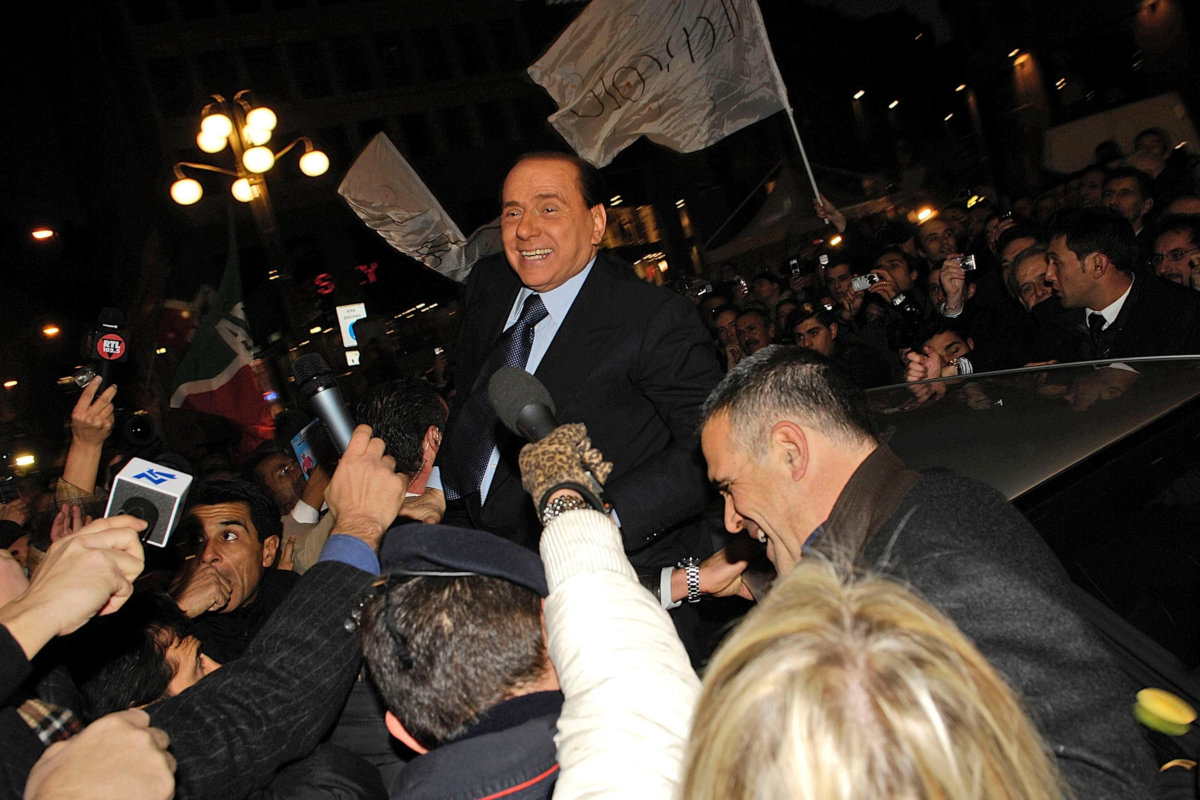 Silvio Berlusconi circondato dalla folla in piazza San Babila a Milano, il 18 novembre 2007, in occasione del celebre “discorso del predellino”