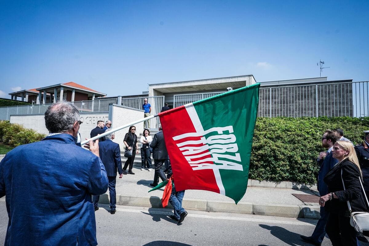 L'arrivo della salma di Silvio Berlusconi al Tempio Crematorio Valenzano Panta Rei in provincia di Alessandria. Alessandria 15 giugno 2023 (Ansa)