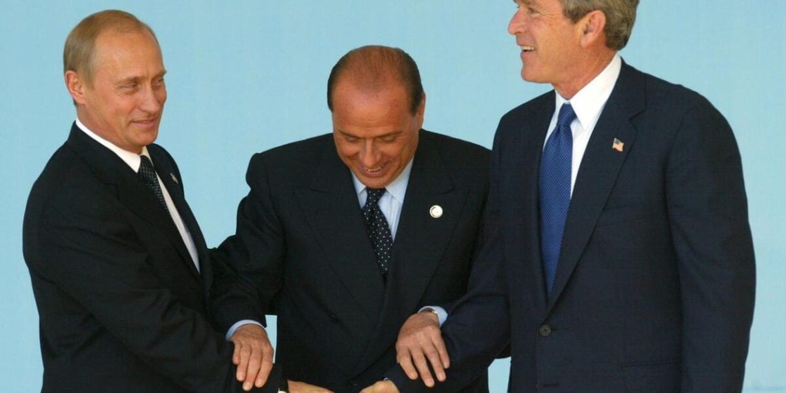 Silvio Berlusconi fa stringere la mano a Putin e Bush al vertice Nato-Russia di Roma del 2002