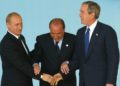 Silvio Berlusconi fa stringere la mano a Putin e Bush al vertice Nato-Russia di Roma del 2002