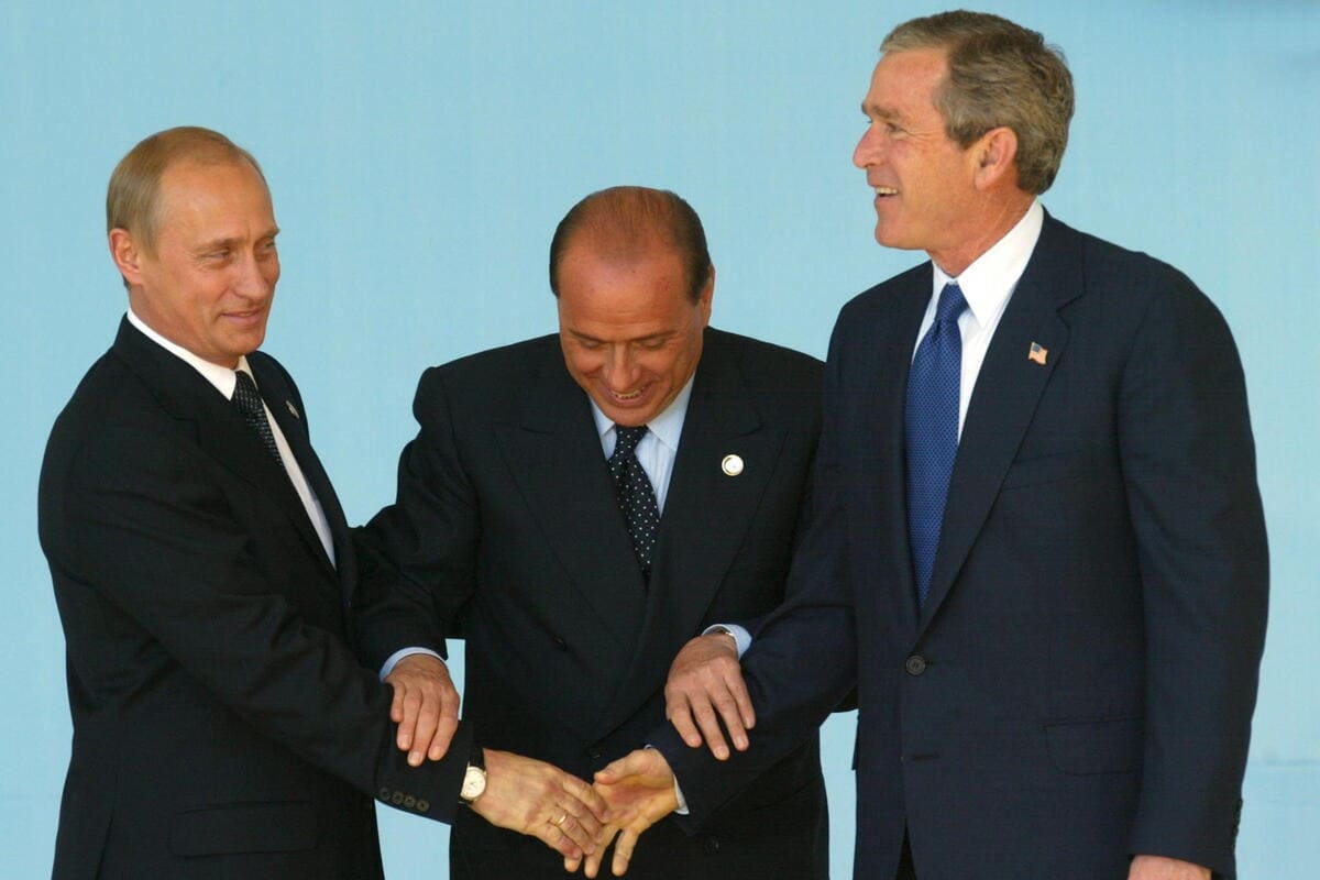 Silvio Berlusconi fa stringere la mano a Putin e Bush al vertice Nato-Russia di Roma del 2002