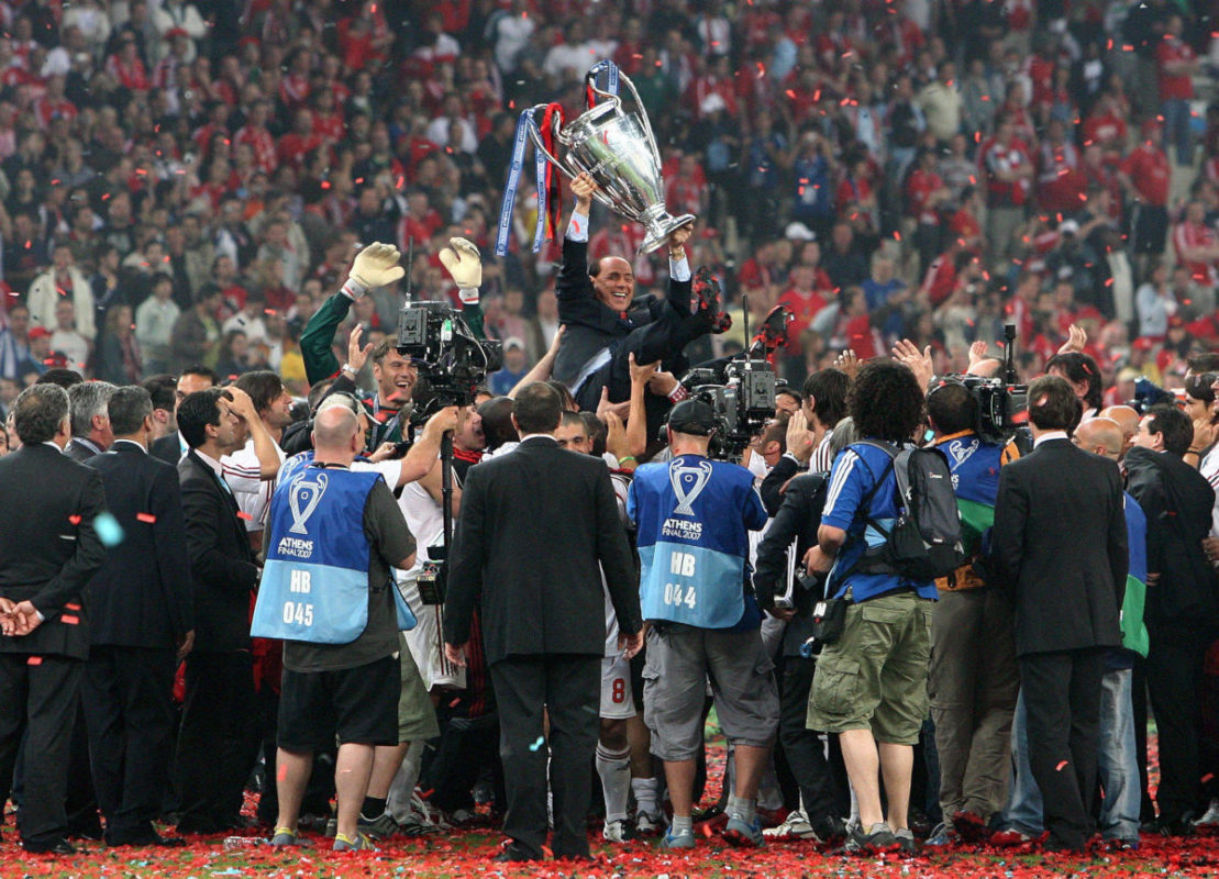 Silvio Berlusconi portato in trionfo dai giocatori del suo Milan dopo la vittoria della Champions League 2007 ad Atene