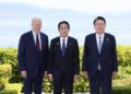 Il presidente statunitense Joe Biden, col primo ministro giapponese Fumio Kishida e il presidente sudcoreano Yoon Suk Yeol al G7 di Hiroshima, 21 maggio 2023 (Ansa)