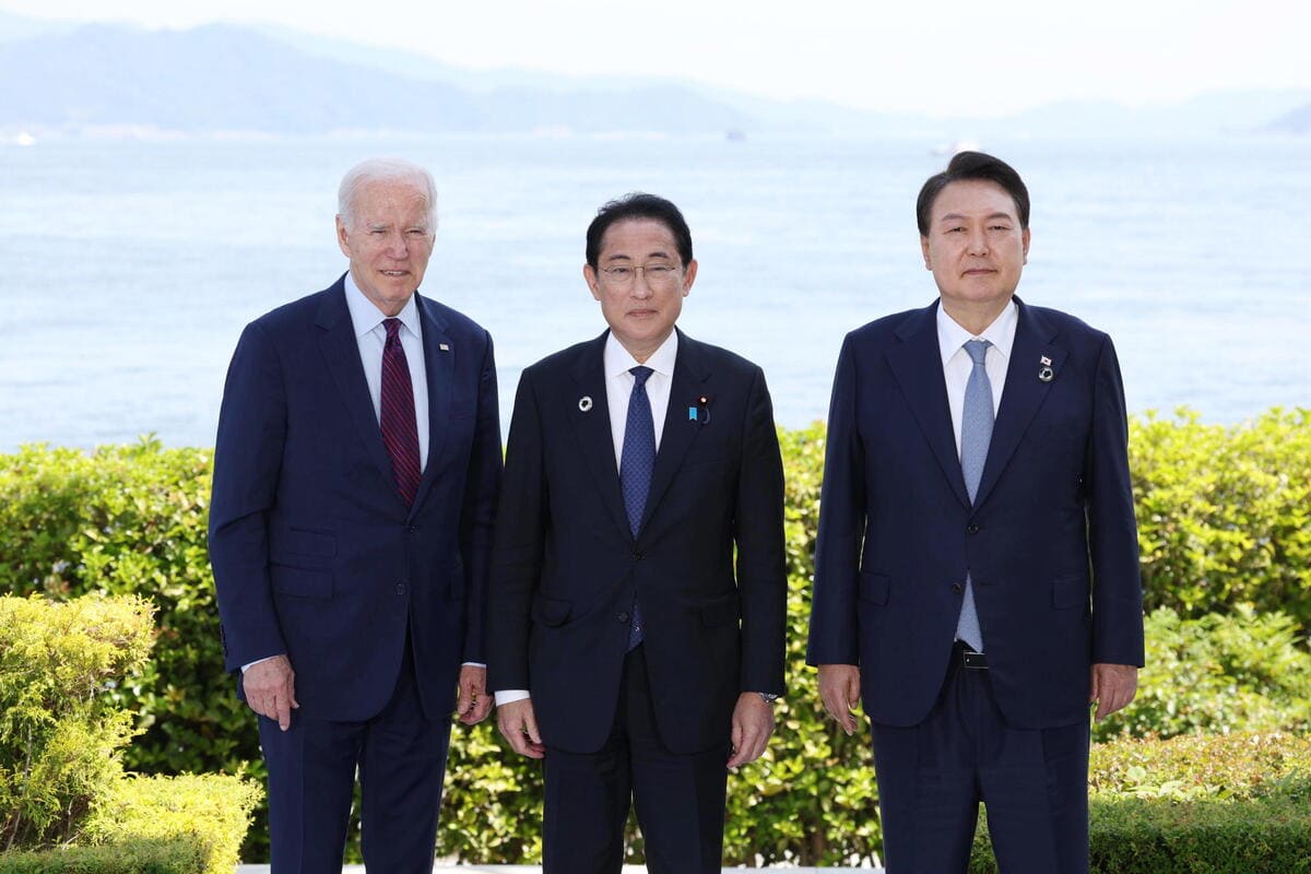 Il presidente statunitense Joe Biden, col primo ministro giapponese Fumio Kishida e il presidente sudcoreano Yoon Suk Yeol al G7 di Hiroshima, 21 maggio 2023 (Ansa)