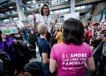 La contestazione contro il ministro della Famiglia Eugenia Roccella al Salone del libro di Torino