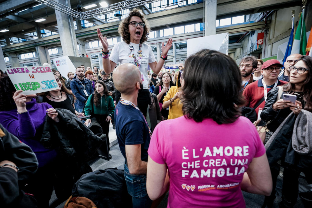 La contestazione contro il ministro della Famiglia Eugenia Roccella al Salone del libro di Torino