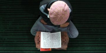 Un bambino musulmano studia il Corano in India