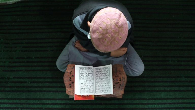 Islam. C’è un motivo se la Francia ha paura di un bambino che prega