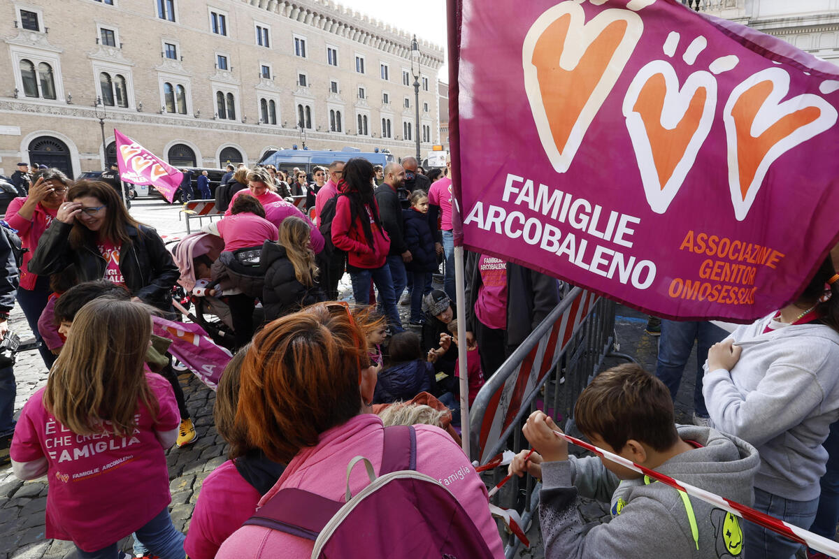 Manifestazione di famiglie omogenitoriali. Le “mamme arcobaleno” hanno organizzato un sit-in davanti al tribunale dopo l'impugnazione degli atti di nascita da parte della procura di Padova