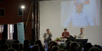Giovanni Maddalena, Piero Vietti, Massimo Gaggi, sullo schermo Federico Palmaroli Osho