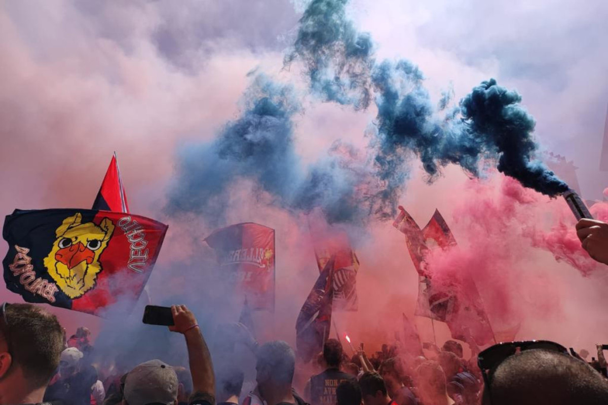 Tifosi in festa per la promozione del Genoa in Serie A