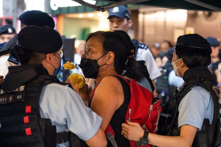 Non diamo per scontata la democrazia (a Hong Kong basta un fiore per essere arrestati)