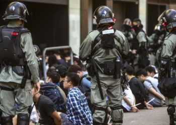 Giovani arrestati nel 2019 a Hong Kong per aver protestato a favore della democrazia