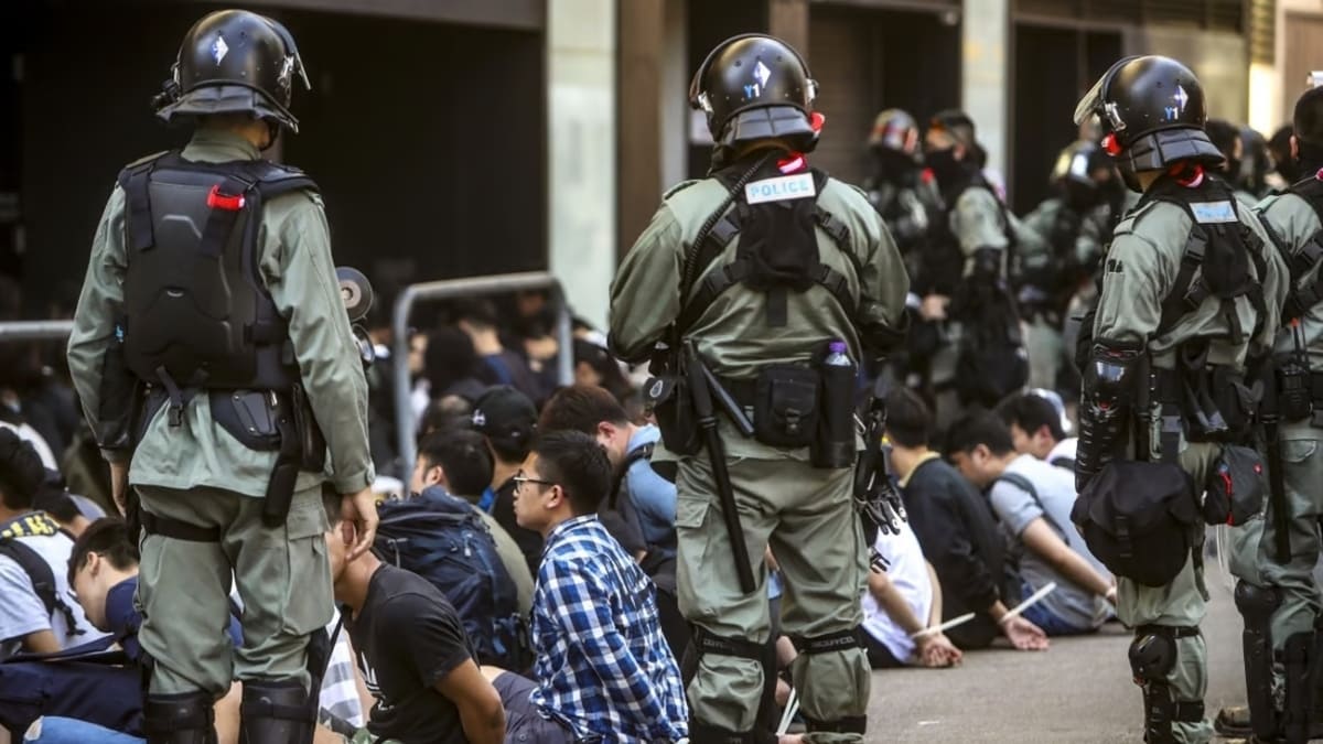 Giovani arrestati nel 2019 a Hong Kong per aver protestato a favore della democrazia