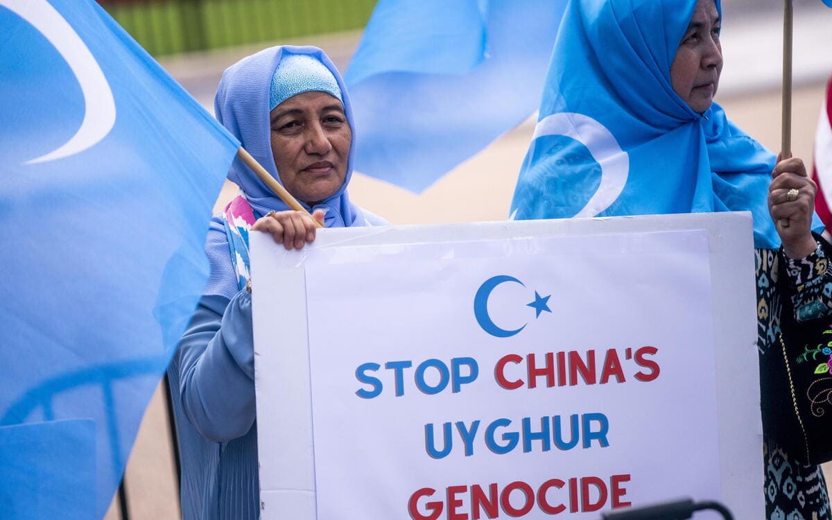 Manifestazione negli Stati Uniti contro la persecuzione dei musulmani uiguri in Cina
