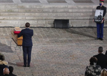 Emmanuel Macron rende omaggio alla salma di Samuel Paty durante la pubblica cerimonia di commemorazione nel cortile della Sorbona