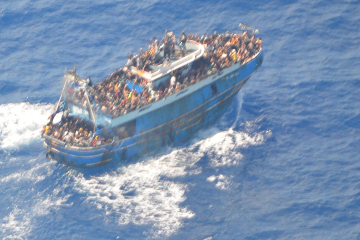 Immagine diffusa dalla Guardia costiera greca all’indomani del naufragio al largo di Pylos di un peschereccio con a bordo 750 migranti, 14 giugno 2023