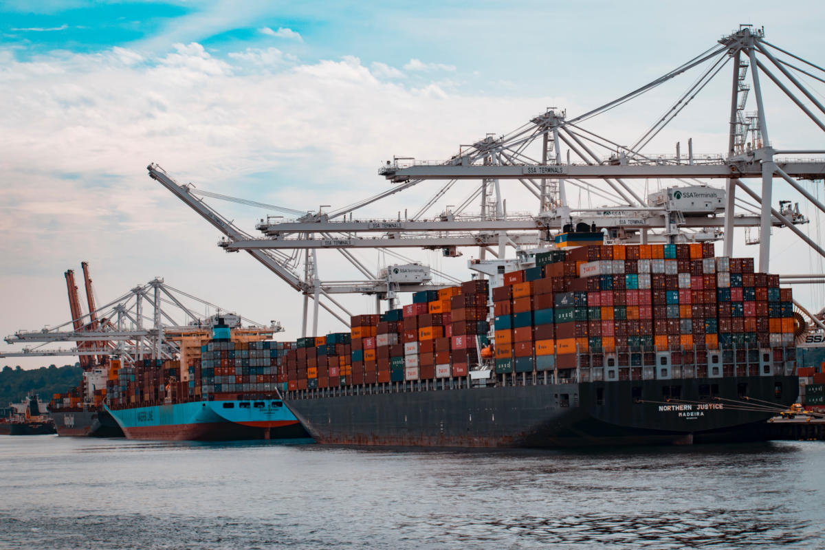 Navi cariche di container per l’export commerciale