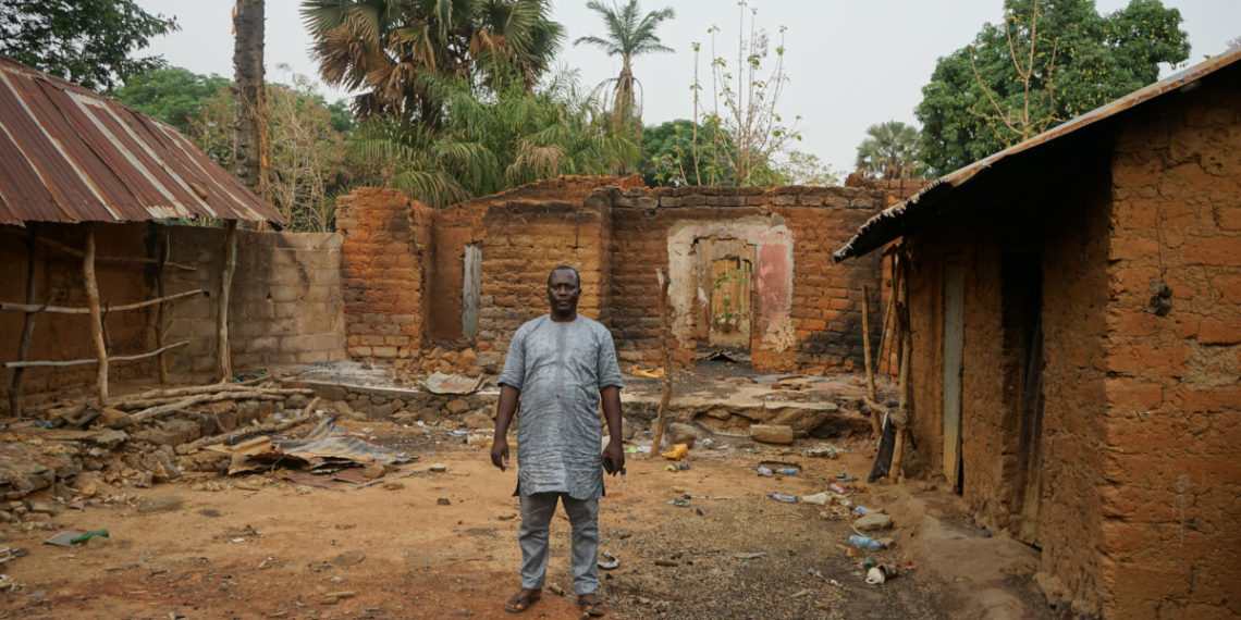 Nathan Thomas Yashim tra quel che resta della sua casa nel villaggio cristiano di Mallagum 1, Nigeria, attaccato da islamisti Fulani il 18 dicembre 2022