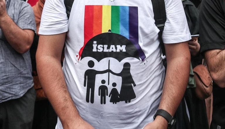 Sindaco musulmano in Michigan vieta le bandiere del Pride, panico tra i liberal