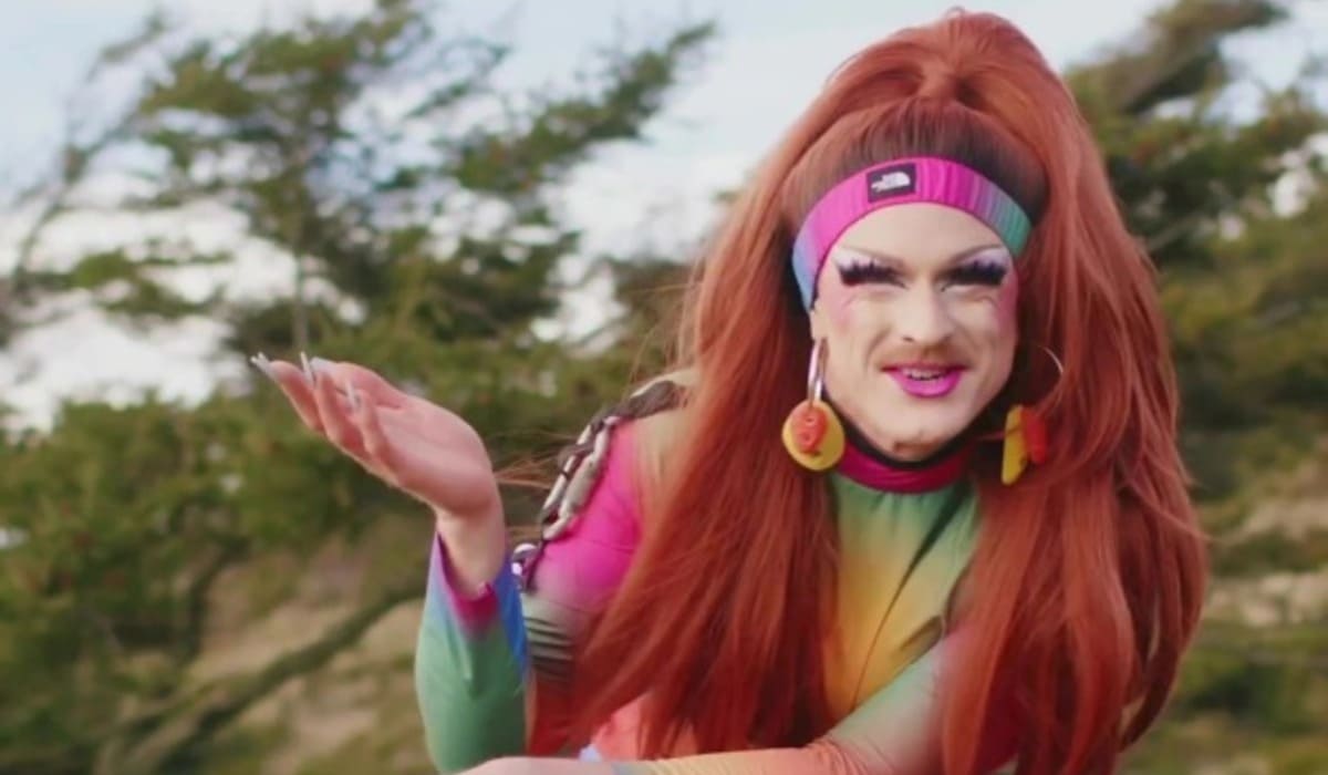 La drag queen Pattie Gonia, protagonista della campagna Summer of Pride di North Face