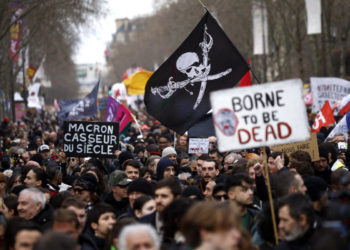 Protesta a Parigi contro la riforma delle pensioni imposta da Emmanuel Macron