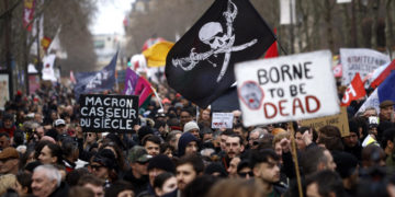 Protesta a Parigi contro la riforma delle pensioni imposta da Emmanuel Macron