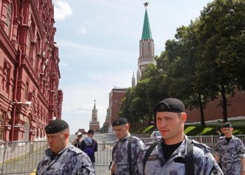 Agenti di sicurezza in Russia bloccano l'accesso alla Piazza Rossa di Mosca