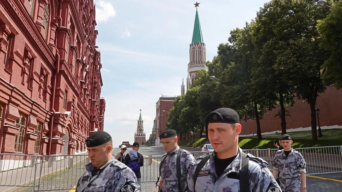 Agenti di sicurezza in Russia bloccano l'accesso alla Piazza Rossa di Mosca