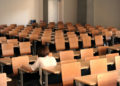 Ragazza seduta in un’aula di scuola deserta