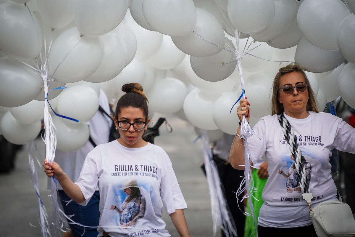 Un momento dei funerali di Giulia Tramontano, la 29enne uccisa dal fidanzato a Senago, presso la chiesa di Santa Lucia a Sant'Antimo (Na), 11 giugno 2023 (Ansa)