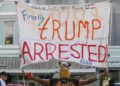 Trump arrestato striscione